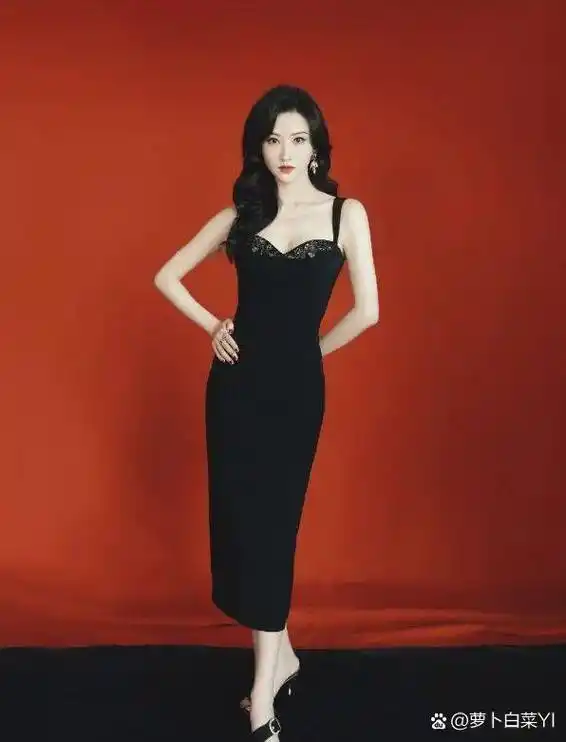 景甜的穿搭中,深v设计无疑是一大亮点.