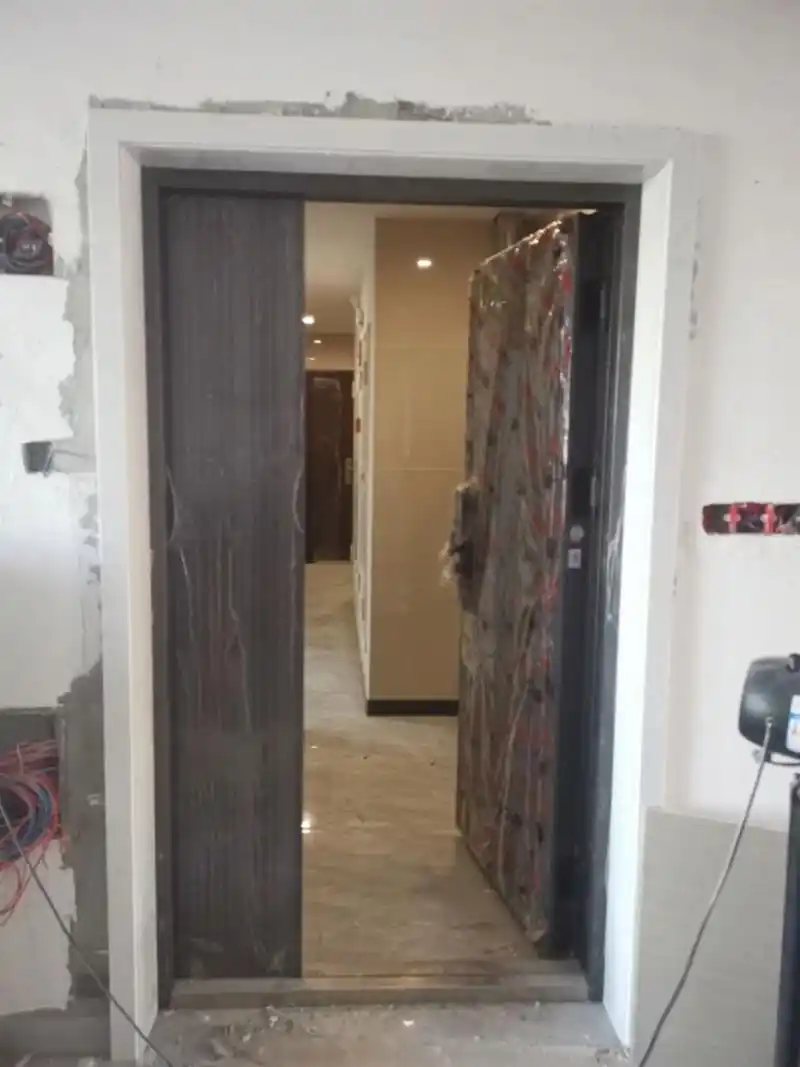 入户门最终还是用大理石包门套了.