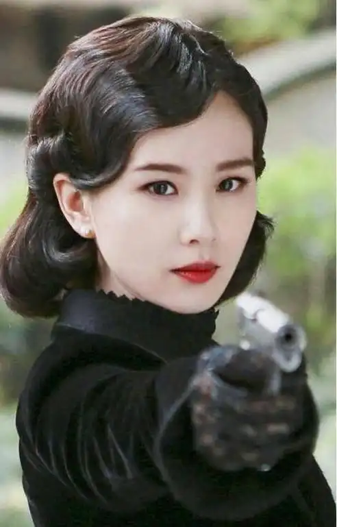 在剧中她也曾挑战过波浪刘海的民国造型,一身干练的黑色衣服,妆容精致