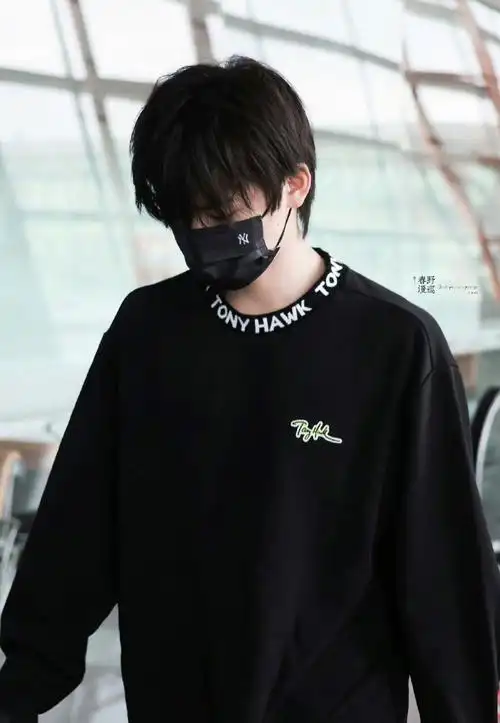 口罩也挡不住的帅气#宋亚轩机场顺毛造型