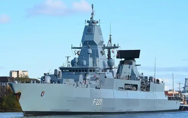 【德国海军】萨克森级护卫舰"黑森"号(f-221)驶离乔治五世国王码头