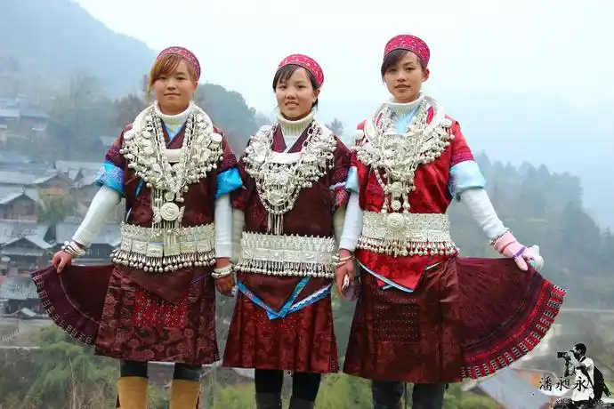 黔东南实拍身着盛装的苗家姑娘