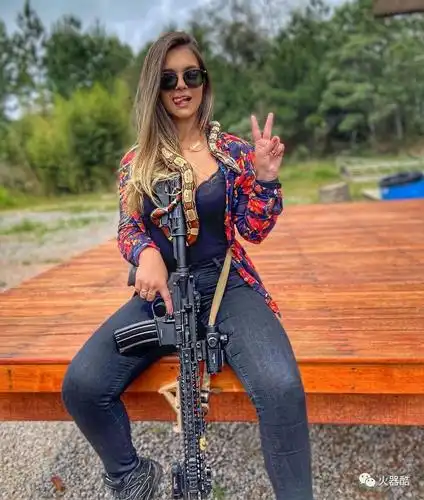 周末靓图爱打枪的美女阿曼达卡瓦略图集