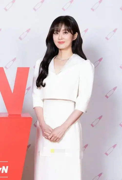 张娜拉婚后大变样穿修身裙锁骨突兀少女幼态被贤惠气质取代