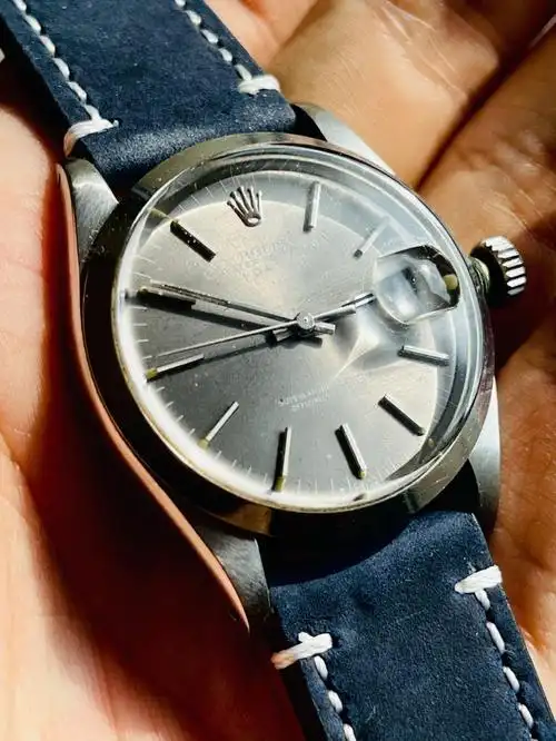 这枚劳力士ref.1500采用70年代王牌机芯cal.