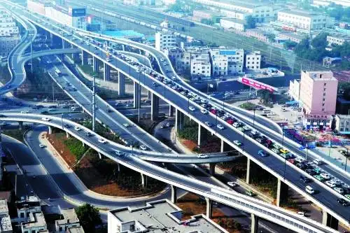 京广快速路治堵 警方将尝试控制上桥车辆