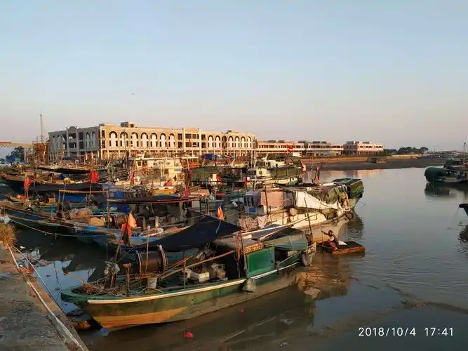 2018年10月4日,与朋友来到台山市广海渔人码头.傍晚,渔港晚霞挺美的.