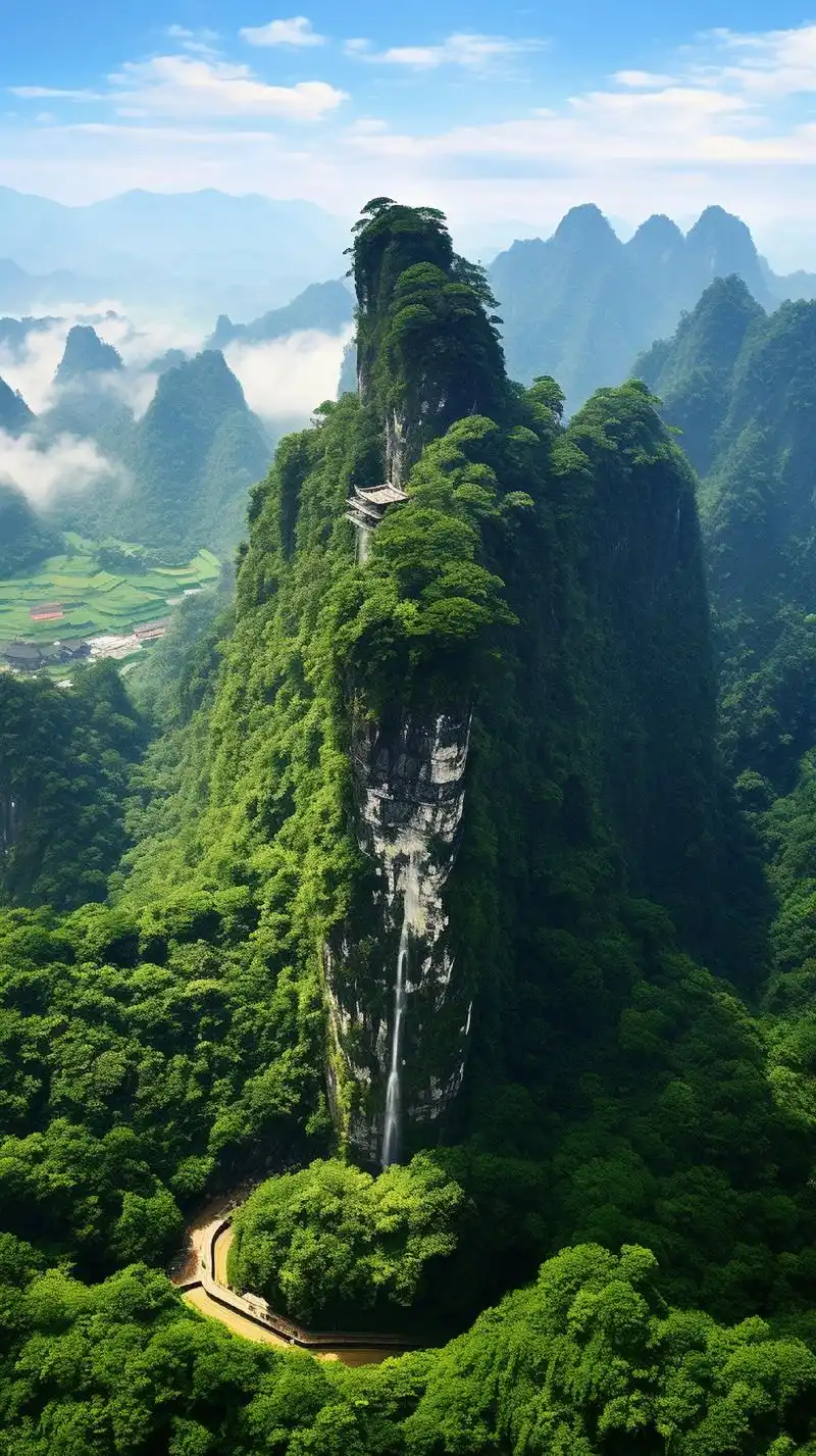 悬崖峭壁,鸟语花香,整个山区气候宜人,四季分明,春天花开,夏天清凉怡