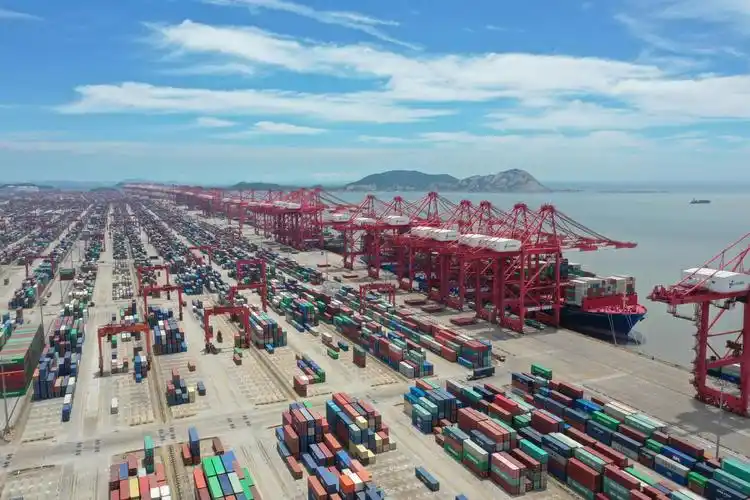 704艘次大船来"签到" 洋山港船舶进出量和货物吞吐量创新高