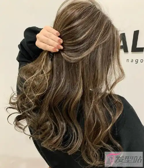 就是只将发色挑染在部分头发上,不仅可以保持原生发色,又能在有光线的