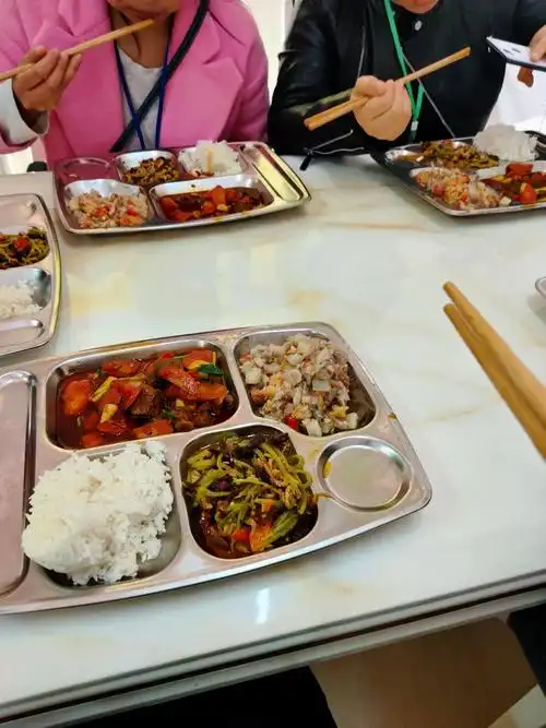 北街示范幼儿园食堂参观记——小七班邓羽承妈妈