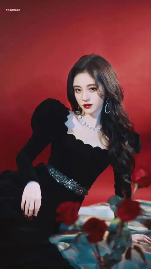 鞠婧祎抹胸小黑裙路透鞠姐简直是营业的神