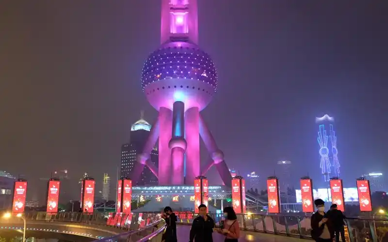 游览外滩和陆家嘴,夜上海灯火辉煌,地标建筑东方明珠塔光彩夺目_哔哩