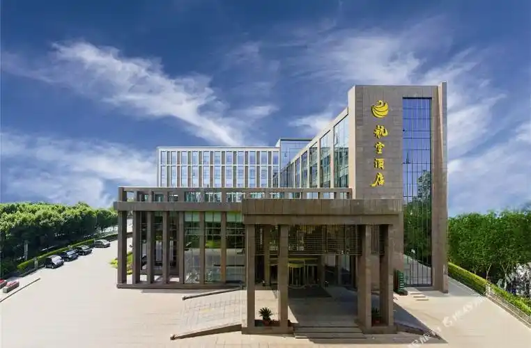 乌鲁木齐航空酒店位于乌鲁木齐新市区迎宾路地窝堡机场,近迎宾北一路